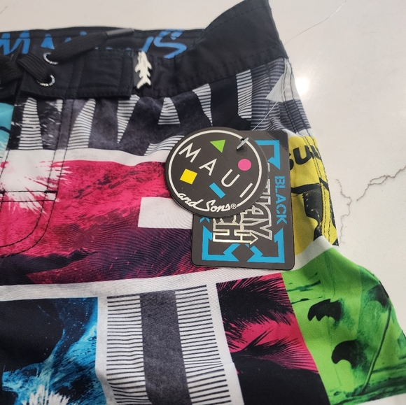 Boys youth Maui and Sons size 10/12 Swim shorts. NWT - Picture 3 of 4